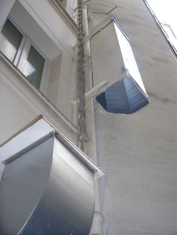 Conduit en cours de pose 